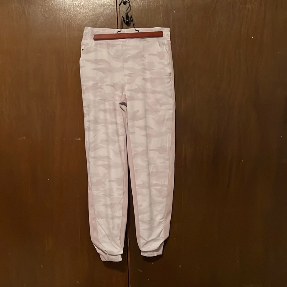 ATHLETA brooklyn lined camo joggers